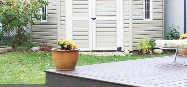 When it comes to selling, your outdoor spaces need to be just as beautiful as your indoor spaces. Here are a few home staging tips focusing on the yard.