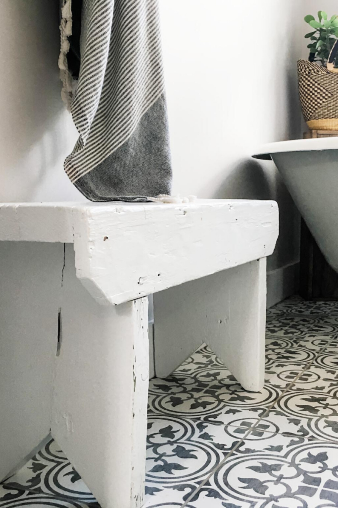 Raise your hand if you love antique home decor. Raised both hands? You've come to the right place! Here's a home tour featuring antique and thrifted finds.