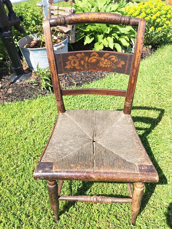 Raise your hand if you love antique home decor. Raised both hands? You've come to the right place! Here's a home tour featuring antique and thrifted finds, plus a list of vintage pieces I found on Etsy - like this antique chair.