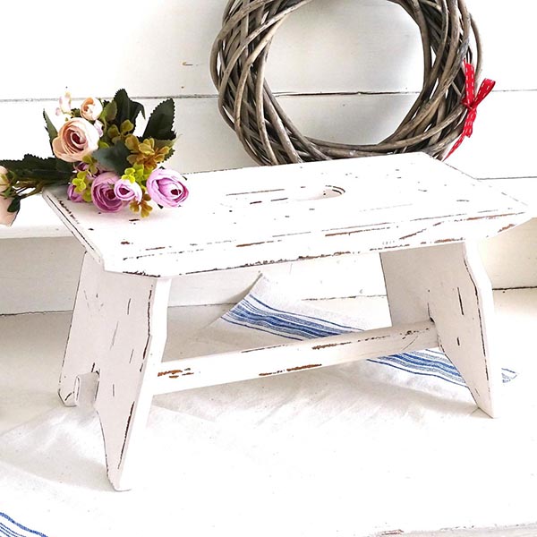 Raise your hand if you love antique home decor. Raised both hands? You've come to the right place! Here's a home tour featuring antique and thrifted finds, plus a list of vintage pieces I found on Etsy - like this white bench.