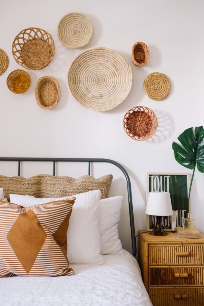 If you love the look of a boho bedroom like this one by @emilyjanelathan, check out a bohemian bedroom decor shopping guide on Of Houses and Trees - featuring eco-conscious items from ethical marketplace Made Trade.